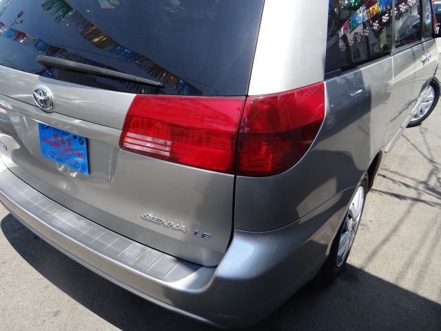 2004 Toyota Sienna Touring - Moonroof