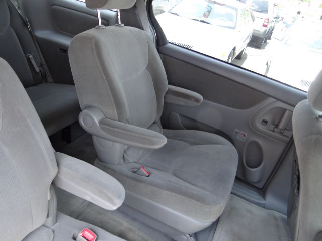 2004 Toyota Sienna Touring - Moonroof