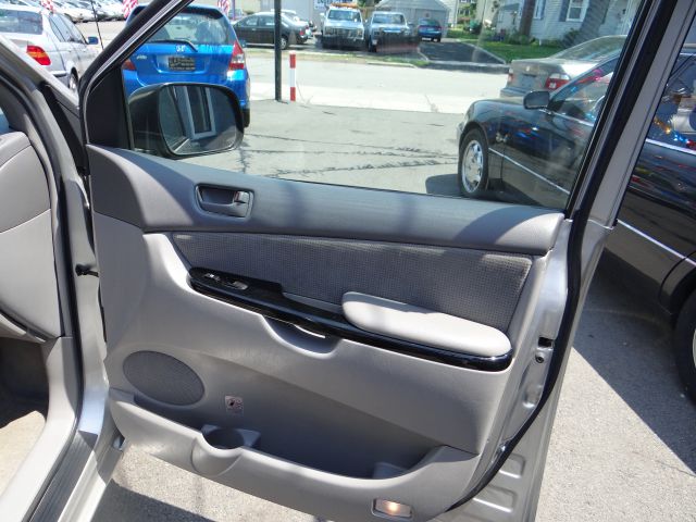 2004 Toyota Sienna Touring - Moonroof