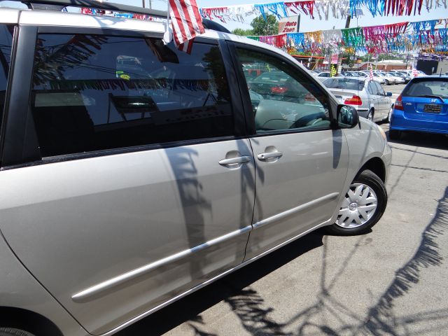 2004 Toyota Sienna Touring - Moonroof