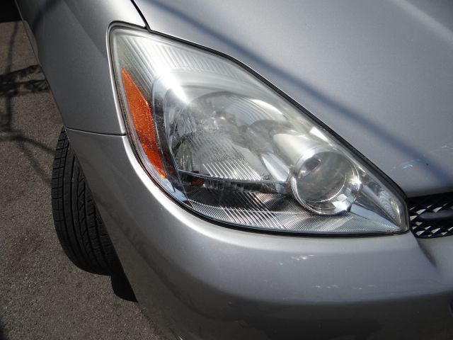 2004 Toyota Sienna Touring - Moonroof