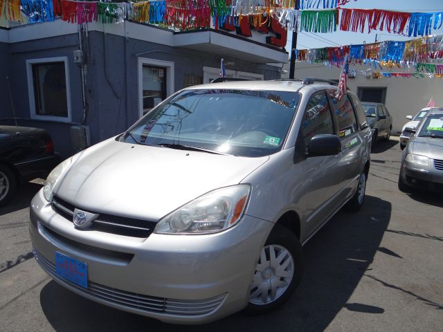 2004 Toyota Sienna Touring - Moonroof