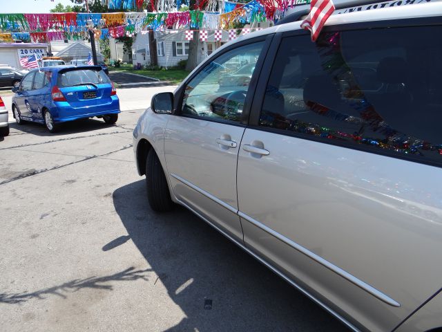 2004 Toyota Sienna Touring - Moonroof