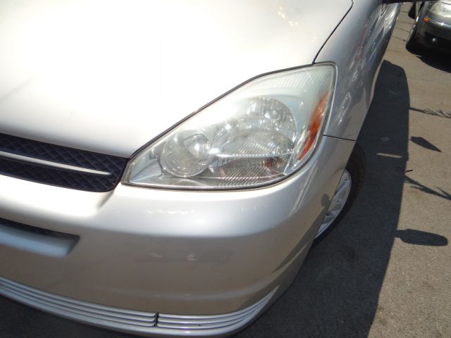 2004 Toyota Sienna Touring - Moonroof