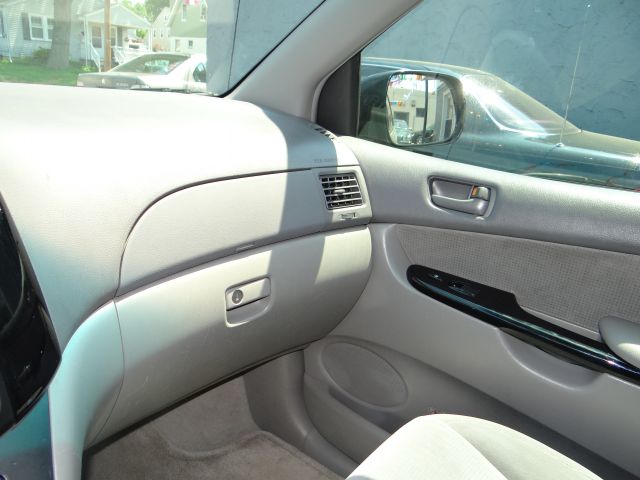 2004 Toyota Sienna Touring - Moonroof