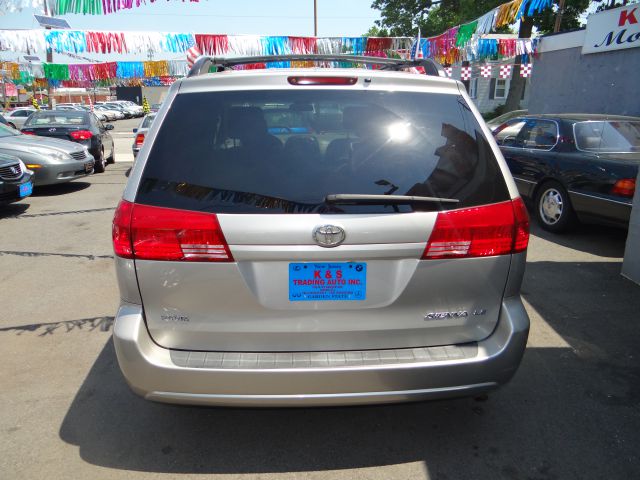 2004 Toyota Sienna Touring - Moonroof