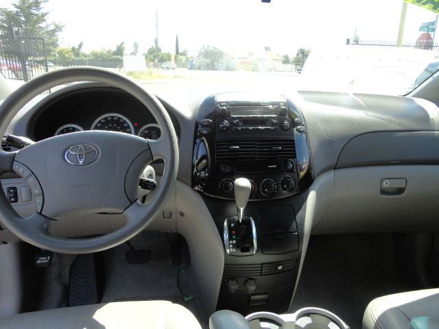 2004 Toyota Sienna Touring - Moonroof