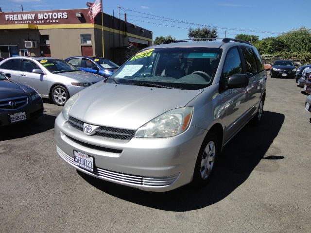 2004 Toyota Sienna Touring - Moonroof