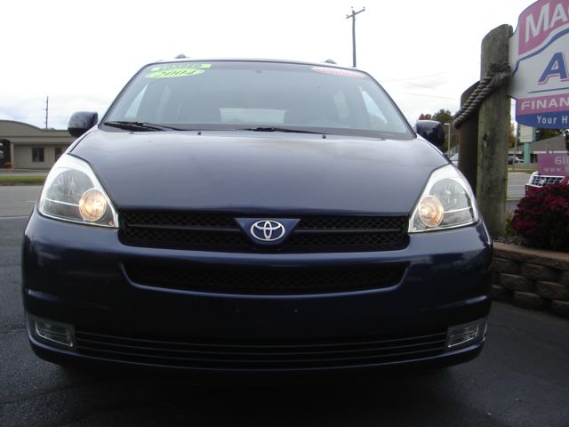 2004 Toyota Sienna SEL Sport Utility 4D