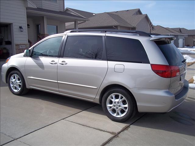 2005 Toyota Sienna SEL Sport Utility 4D