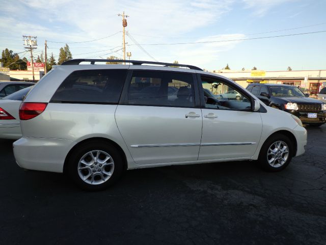 2005 Toyota Sienna Eddie Bauer 4x4