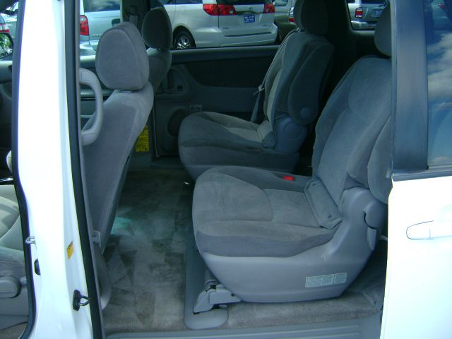 2005 Toyota Sienna S 2WD 4-spd AT