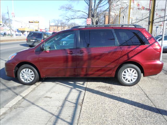 2005 Toyota Sienna X