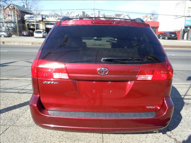 2005 Toyota Sienna X