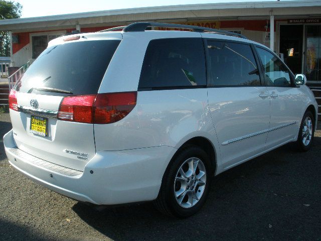 2005 Toyota Sienna Eddie Bauer 4x4