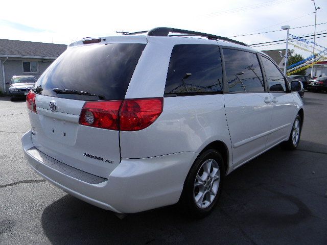 2006 Toyota Sienna SEL Sport Utility 4D