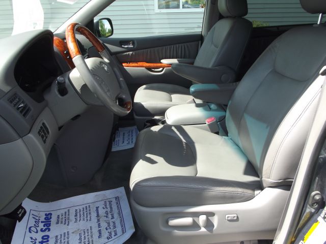 2006 Toyota Sienna 2dr Cpe E350 RWD