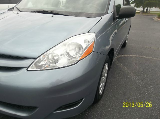 2008 Toyota Sienna XLE Leather Sunroof And DVD