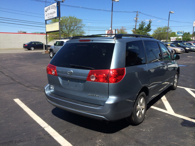 2008 Toyota Sienna XLE Leather Sunroof And DVD