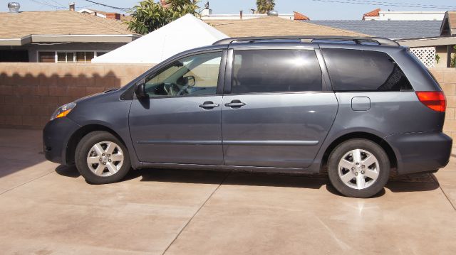 2008 Toyota Sienna XLE Leather Sunroof And DVD