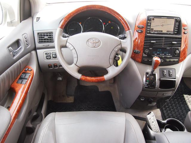 2009 Toyota Sienna SLT 25