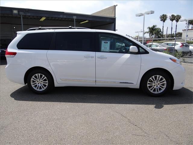 2011 Toyota Sienna LE 4X4 Leather DVD Sunroof