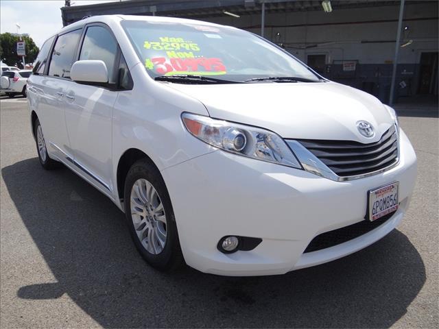 2011 Toyota Sienna LE 4X4 Leather DVD Sunroof