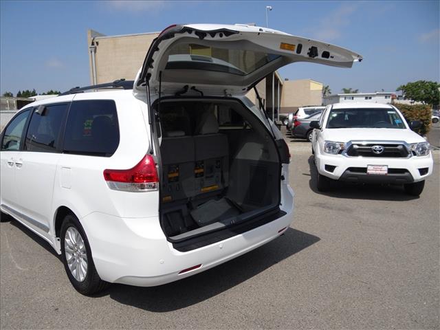 2011 Toyota Sienna LE 4X4 Leather DVD Sunroof