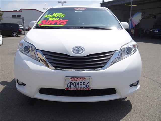 2011 Toyota Sienna LE 4X4 Leather DVD Sunroof