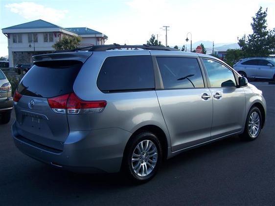 2011 Toyota Sienna Super Clean SHOW ROOM