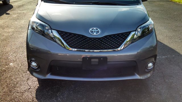 2011 Toyota Sienna Eddie Baurer - Liquidator