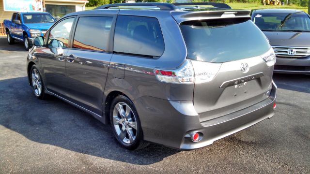 2011 Toyota Sienna Eddie Baurer - Liquidator