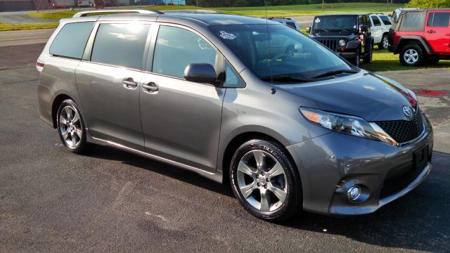 2011 Toyota Sienna Eddie Baurer - Liquidator