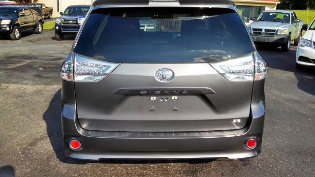 2011 Toyota Sienna Eddie Baurer - Liquidator