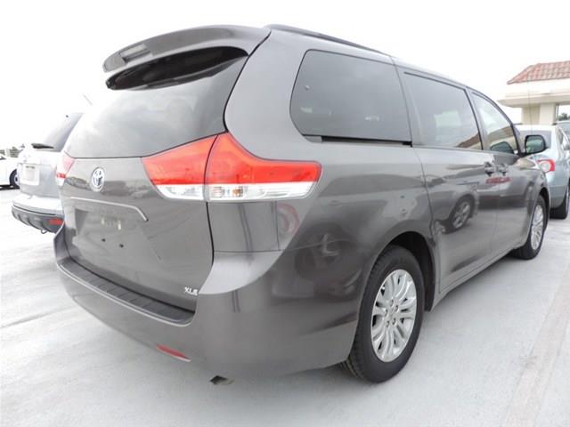 2011 Toyota Sienna Sport-xlt