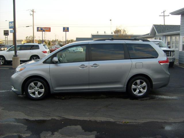 2011 Toyota Sienna SLE --z71 Pkg