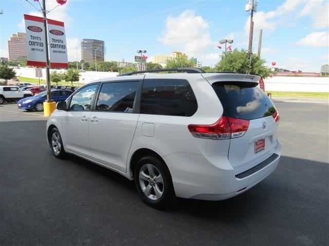 2011 Toyota Sienna X