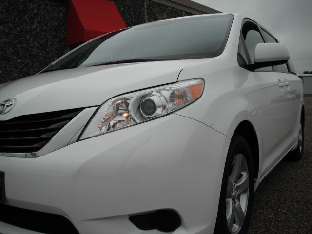 2012 Toyota Sienna Avalanche Z-71 4x4