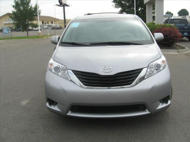 2012 Toyota Sienna SLE --z71 Pkg