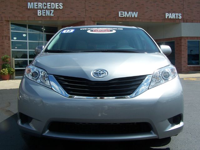 2013 Toyota Sienna Avalanche Z-71 4x4