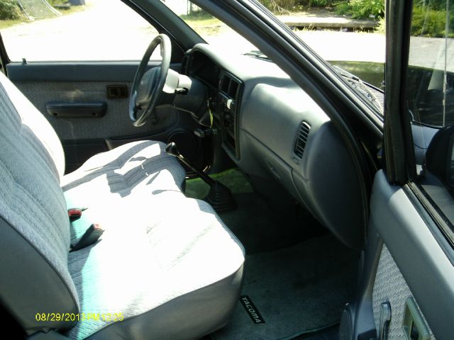 1996 Toyota Tacoma ES 2.4L AUTO