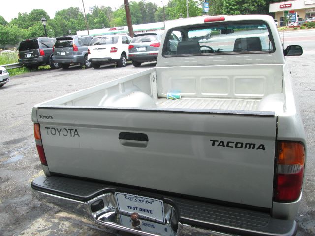 2000 Toyota Tacoma ES 2.4L AUTO