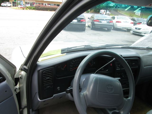 2000 Toyota Tacoma ES 2.4L AUTO