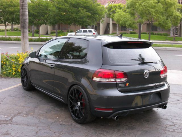 2010 Volkswagen GTI XLE W/moon-roof