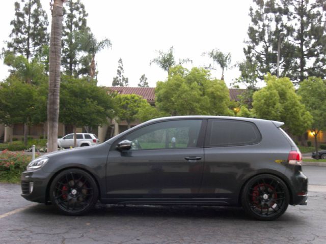 2010 Volkswagen GTI XLE W/moon-roof