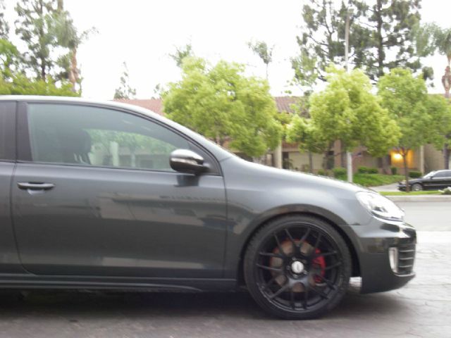 2010 Volkswagen GTI XLE W/moon-roof