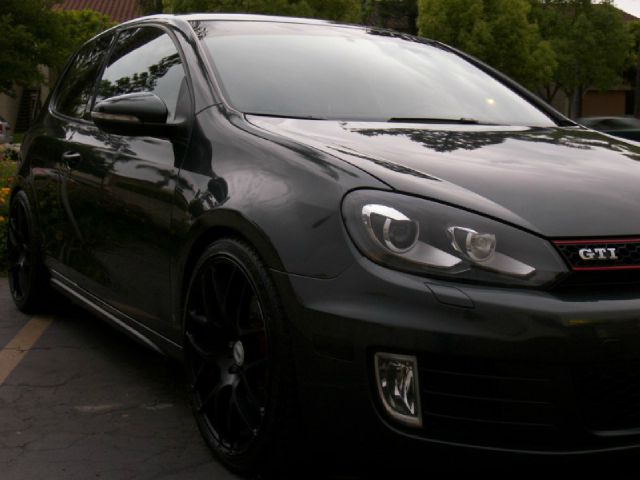 2010 Volkswagen GTI XLE W/moon-roof