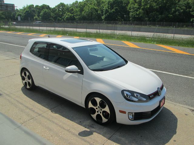 2011 Volkswagen GTI XLE W/moon-roof