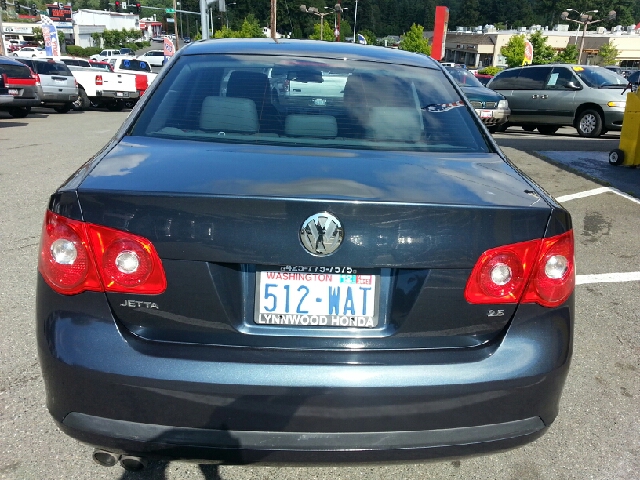 2005 Volkswagen Jetta Reg Cab 135.5 WB 4WD DRW