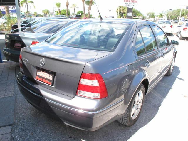 2005 Volkswagen Jetta FWD 4dr Sport